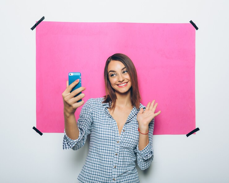 Foto grátis bela jovem tirando foto com a câmera do telefone