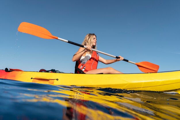 Bela jovem viajando de canoa