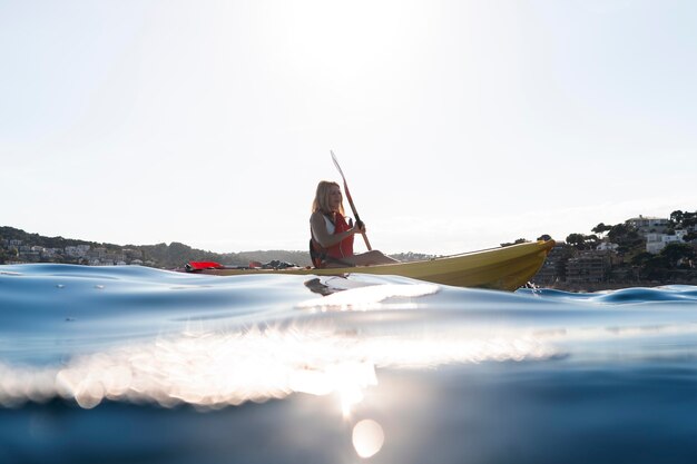 Foto grátis bela jovem viajando de canoa