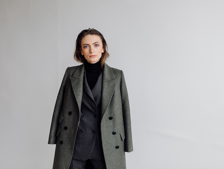 Foto grátis bela moda mulher posando com elegante terno