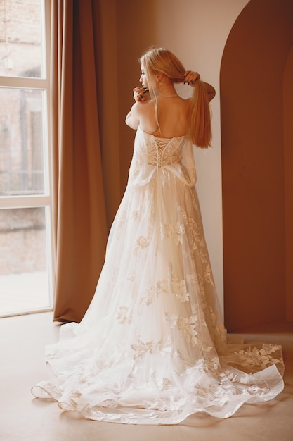 Bela modelo com noiva maquiagem e penteado em vestido de renda de casamento.