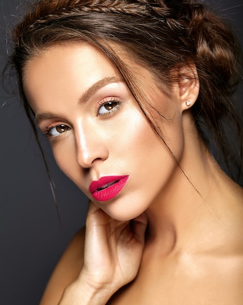 Bela modelo feminino com maquiagem diária fresca com lábios vermelhos
