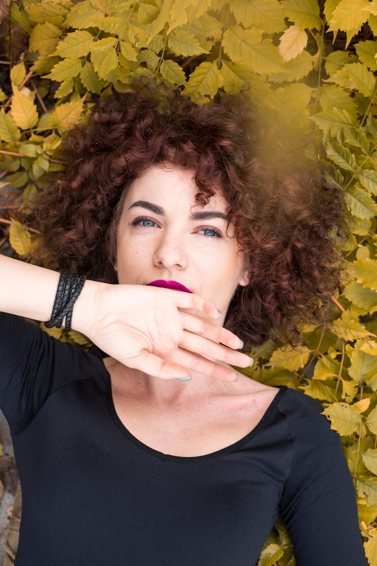 Foto grátis bela modelo na natureza