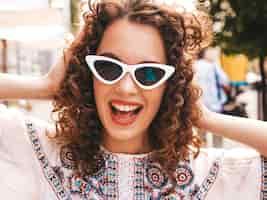 Foto grátis bela modelo sorridente com afro cachos penteado vestido com vestido branco hipster de verão.