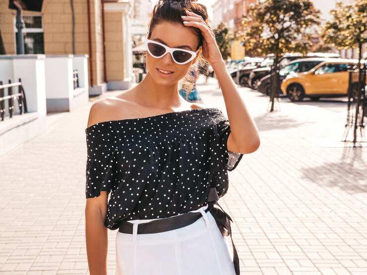 Foto grátis bela modelo sorridente, vestida com roupas de verão elegante. garota despreocupada sexy posando na rua. empresária moderna na moda em óculos de sol se divertindo