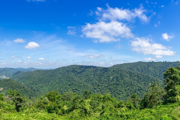 Bela montanha panorâmica no fundo do céu azul - paisagem panorâmica da Tailândia