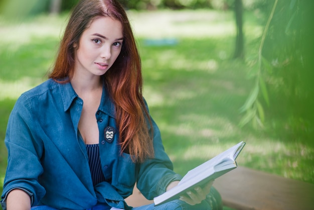 Bela morena posando com caderno