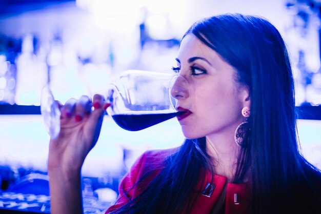 Bela mulher bebendo vinho