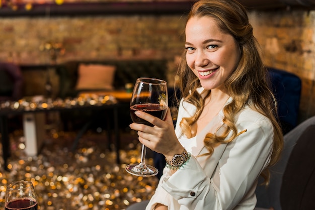 Bela mulher sorridente com copo de vinho