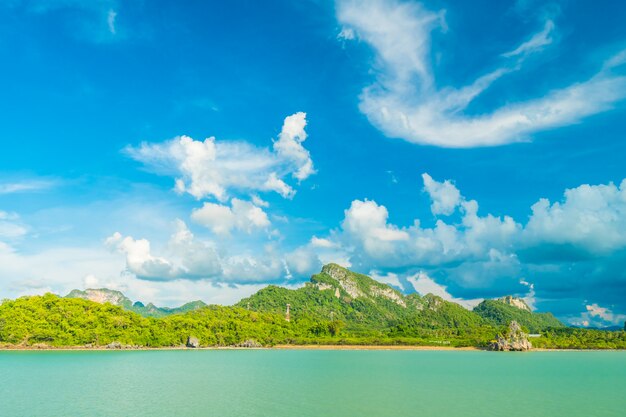 Bela nuvem branca no céu azul e mar ou oceano