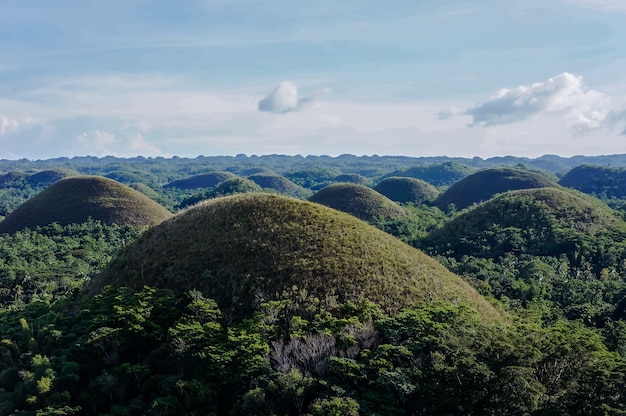 Bela paisagem aérea de Chocolate Hills em Cebu Filipinas sob um céu azul