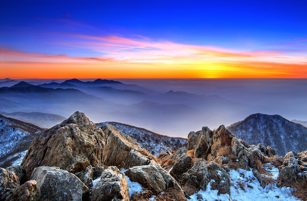 Bela paisagem ao pôr do sol no Parque Nacional Deogyusan no inverno, Coreia do Sul