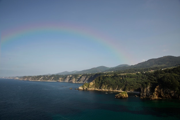 Foto grátis bela paisagem com arco-íris e mar