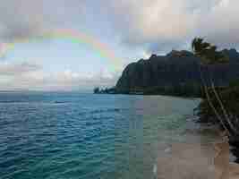 Foto grátis bela paisagem com arco-íris e mar