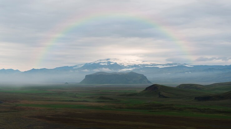 Foto grátis bela paisagem com arco-íris e montanhas