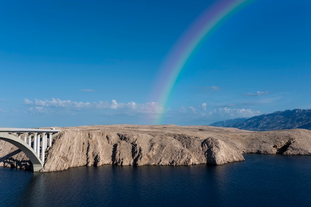 Foto grátis bela paisagem com arco-íris e pedras