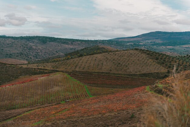 bela paisagem com cordilheiras sob o céu nublado