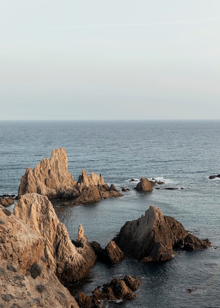 Bela paisagem com mar e pedras