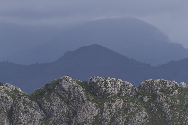 Foto grátis bela paisagem com montanhas durante o dia