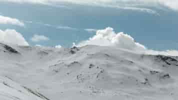 Foto grátis bela paisagem com montanhas e nuvens