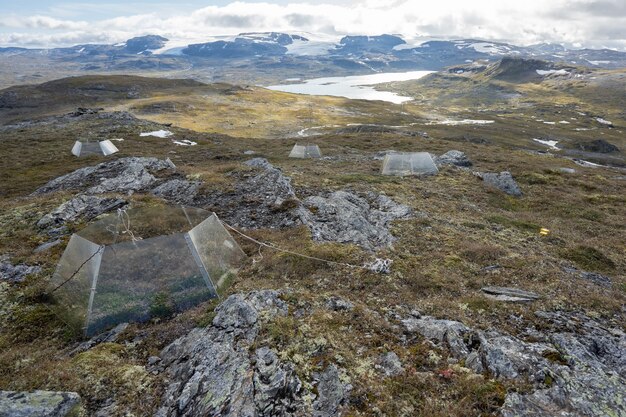 Bela paisagem com muitas formações rochosas e uma tenda em Finse, Noruega