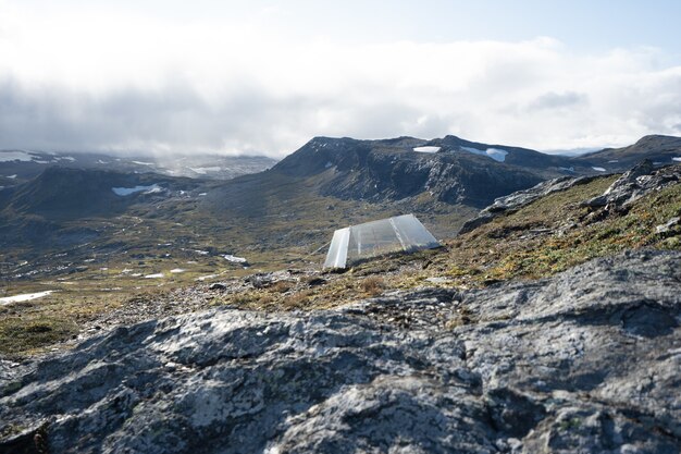 Bela paisagem com muitas formações rochosas e uma tenda em Finse, Noruega