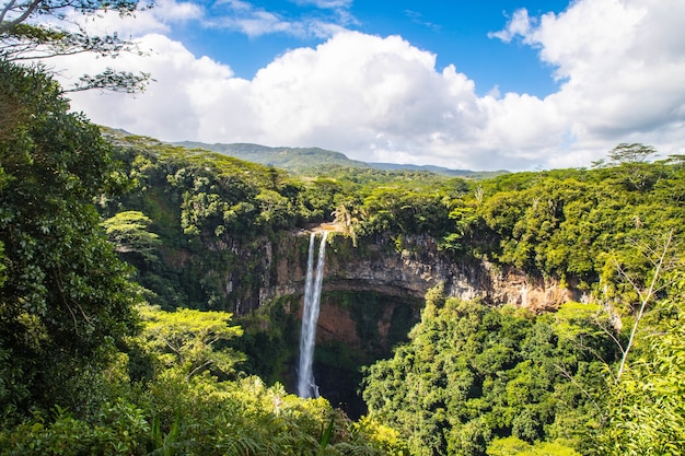 Foto grátis bela paisagem da cachoeira chamarel, na maurícia, sob um céu nublado