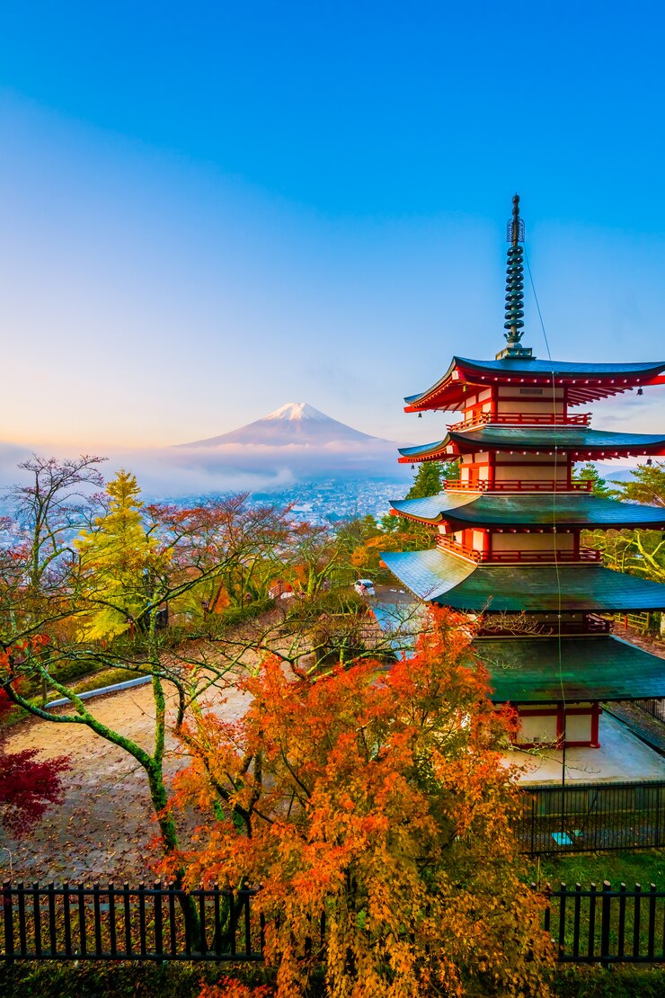 Foto grátis bela paisagem da montanha fuji com pagode chureito em torno da árvore de folha de bordo na temporada de outono