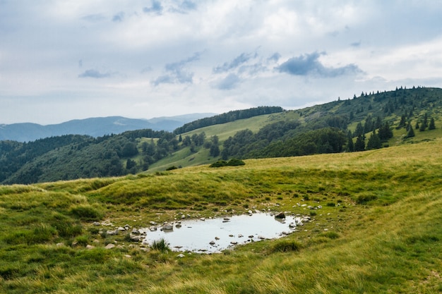 Bela paisagem das montanhas dos Cárpatos ucranianos.