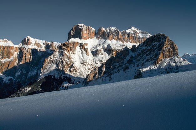 Bela paisagem de altos penhascos rochosos cobertos de neve nas Dolomitas