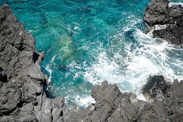 Bela paisagem de falésias rochosas na Ilha da Madeira, Portugal