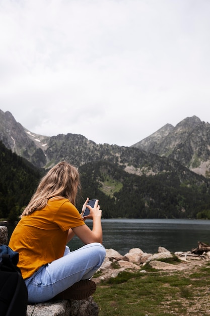 Foto grátis bela paisagem de floresta montanhosa