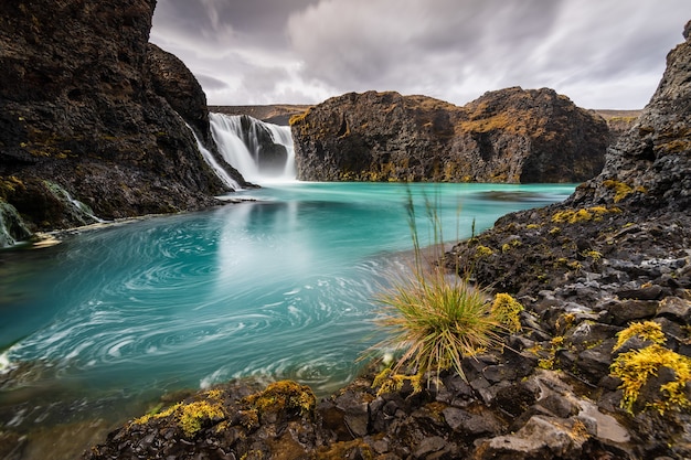 Foto grátis bela paisagem de lago nas montanhas