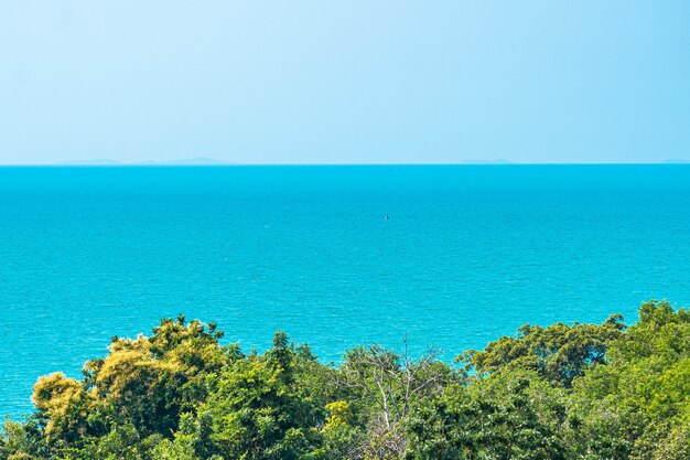 Bela paisagem de mar e oceano para o fundo da natureza