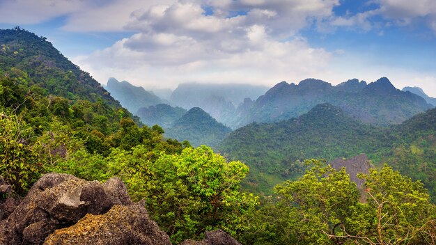 Bela paisagem de montanhas em Vang Vieng, Laos.