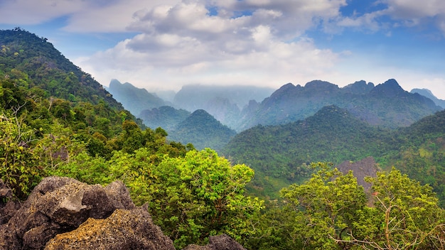 Bela paisagem de montanhas em Vang Vieng, Laos.