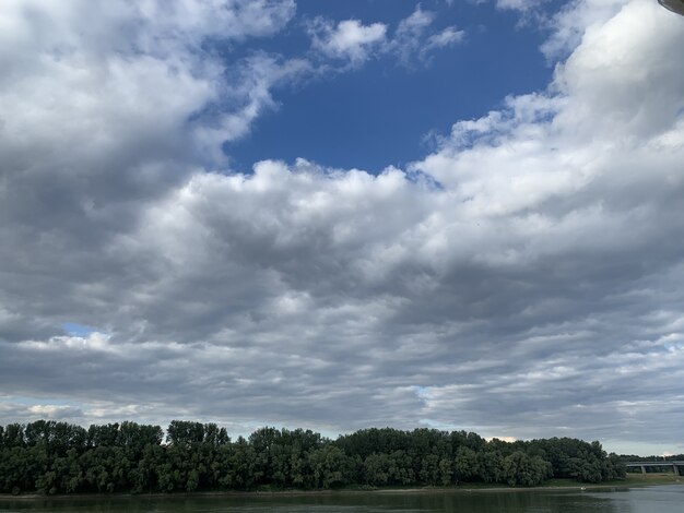 Bela paisagem de um céu nublado sobre uma paisagem durante o dia