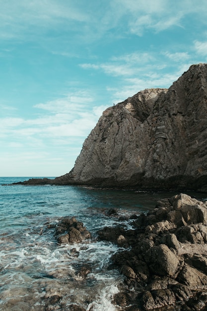 Bela paisagem de um mar tranquilo rodeado por falésias rochosas