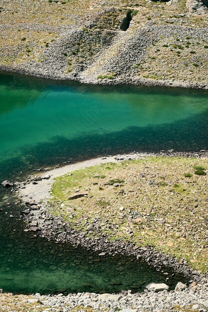 Bela paisagem de um pequeno lago na montanha em um vale da Riviera Francesa