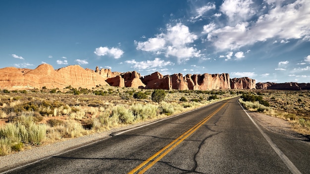 Bela paisagem de uma rodovia em um desfiladeiro no Parque Nacional de Arches, Utah - EUA