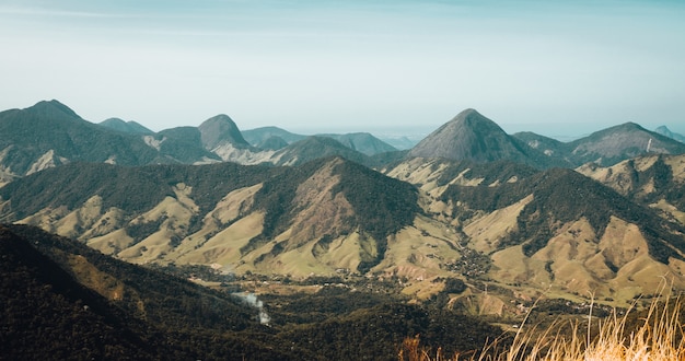 Bela paisagem do cenário de montanhas do Rio de Janeiro