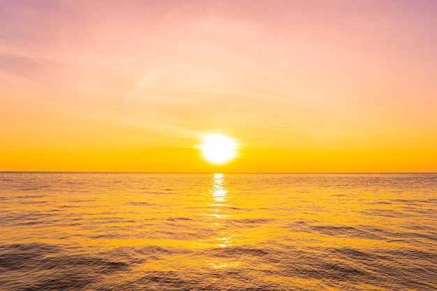 Foto grátis bela paisagem do mar ao pôr do sol ou amanhecer