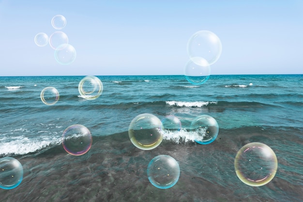 Bela paisagem do mar e bolhas de sabão