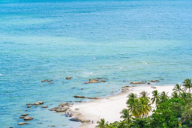 Bela paisagem e paisagem urbana na cidade de hua hin em torno da baía do mar oceano