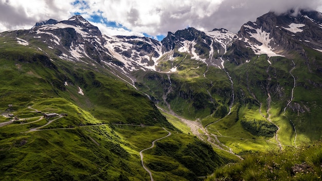 Bela paisagem montanhosa coberta de neve sob um céu nublado