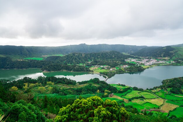 Bela paisagem montanhosa no arquipélago dos Açores, Portugal