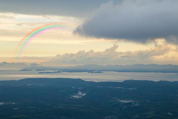 Foto grátis bela paisagem natural com arco-íris