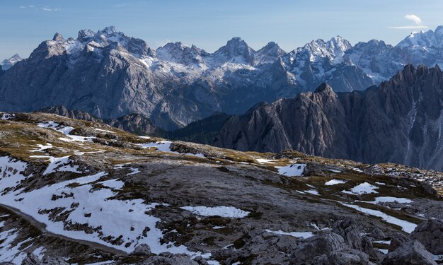 Bela paisagem nos Alpes italianos, sob o céu nublado pela manhã