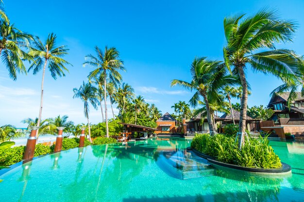 Bela piscina ao ar livre com palmeira de coco