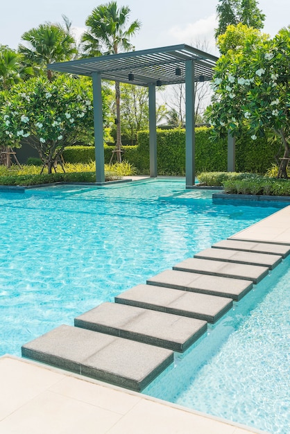 Bela piscina de luxo com palmeira